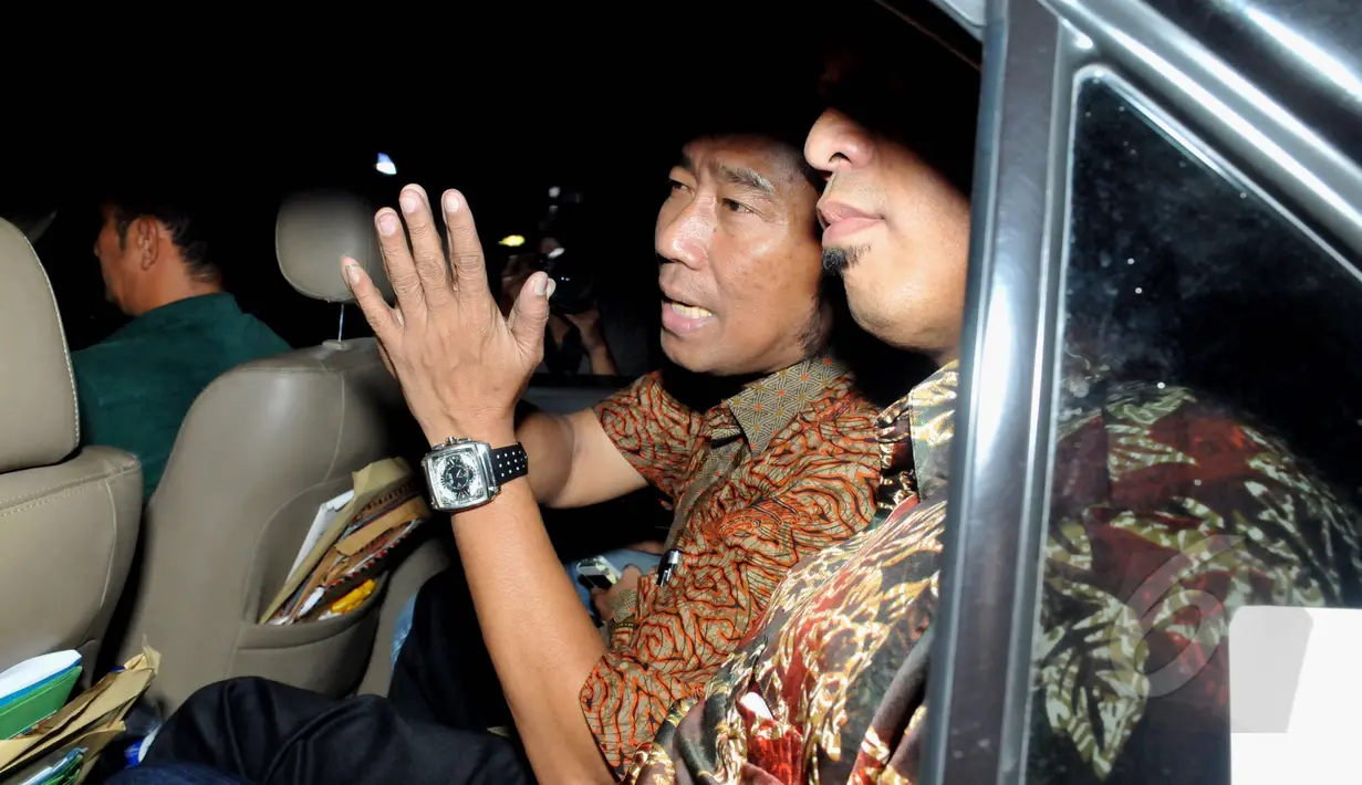 Haji Lulung masuk ke dalam mobil yang telah menjemputnya usai menjalani pemeriksaan di Bareskrim Mabes Polri, Jakarta, Kamis (30/04/2015). Haji Lulung diperiksa sebagai saksi kasus dugaan tindak pidana korupsi pengadaan UPS. (Liputan6.com/Andrian M Tunay)
