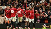 Gelandang Manchester United asal Kamerun #19, Bryan Mbeumo (2R), merayakan gol ketiga mereka untuk membawa timnya menang 3-0 dalam pertandingan&nbsp;Premier League Inggris antara Manchester United dan Brighton and Hove Albion di Old Trafford, Manchester, Inggris barat laut, pada 25 Oktober 2025. (Oli SCARFF/AFP)