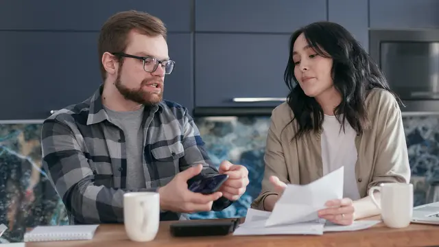 Berbicara hati ke hati dengan pasangan