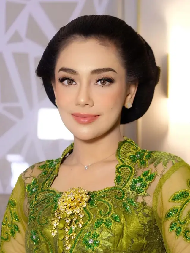 Berparas Bule, 6 Pesona Celine Evangelista Menjelma jadi Perempuan Jawa Kenakan Kebaya dan Sanggul di Ultah Putri Solo