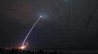 Roket Blue Origin New Glenn meluncur pada pukul 2:03 dini hari (0703 GMT) dari Pangkalan Angkatan Antariksa Cape Canaveral di negara bagian Florida, Amerika Serikat. (Gregg Newton/AFP)
