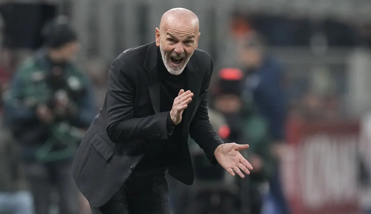 Pelatih AC Milan, Stefano Pioli memberikan semangat kepada anak asuhnya saat melawan Torino dalam duel pekan ke-22 Liga Italia 2022/2023, Sabtu (11/2/2023) dini hari WIB. (AP Photo/Antonio Calanni)