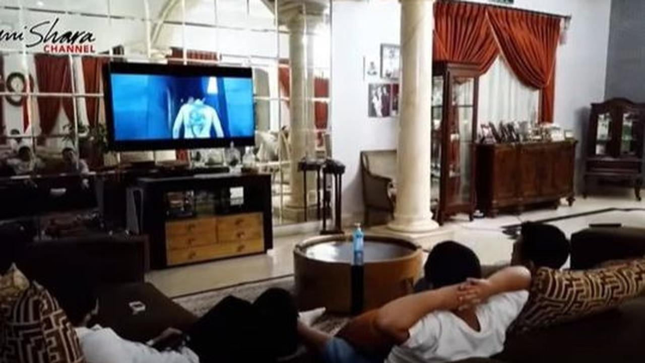 Ruangan keluarga menjadi pusat kehangatan, yang terasa begitu lapang dan mengundang. Di sana, sebuah televisi menjadi pusat perhatian untuk momen bersantai bersama.