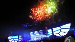 Warna-warni kembang api menambah semarak suasana pagelaran DWP (Djakarta Warehouse Project) 2014, JIExpo Kemayoran, Jakarta, Sabtu (13/12/2014). (Liputan6.com/Faisal R Syam) 