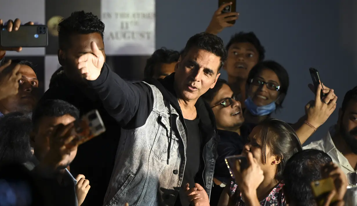 Aktor Bollywood Akshay Kumar foto bersama dengan para penggemarnya selama acara promosi film terbarunya 'Raksha Bandhan' di Kolkata (8/8/2022). (AFP/Dibyangshu Sarkar)