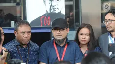 Penyidik senior KPK Novel Baswedan didampingi pegawai KPK memberi keterangan usai diperiksa TGPF dan Polisi di Gedung KPK, Jakarta, Kamis (20/6/2019). Novel diperiksa terkait kasus penyiraman air keras hingga mata kirinya buta diharapkan bisa menemukan titik terang. (merdeka.com/Dwi Narwoko)