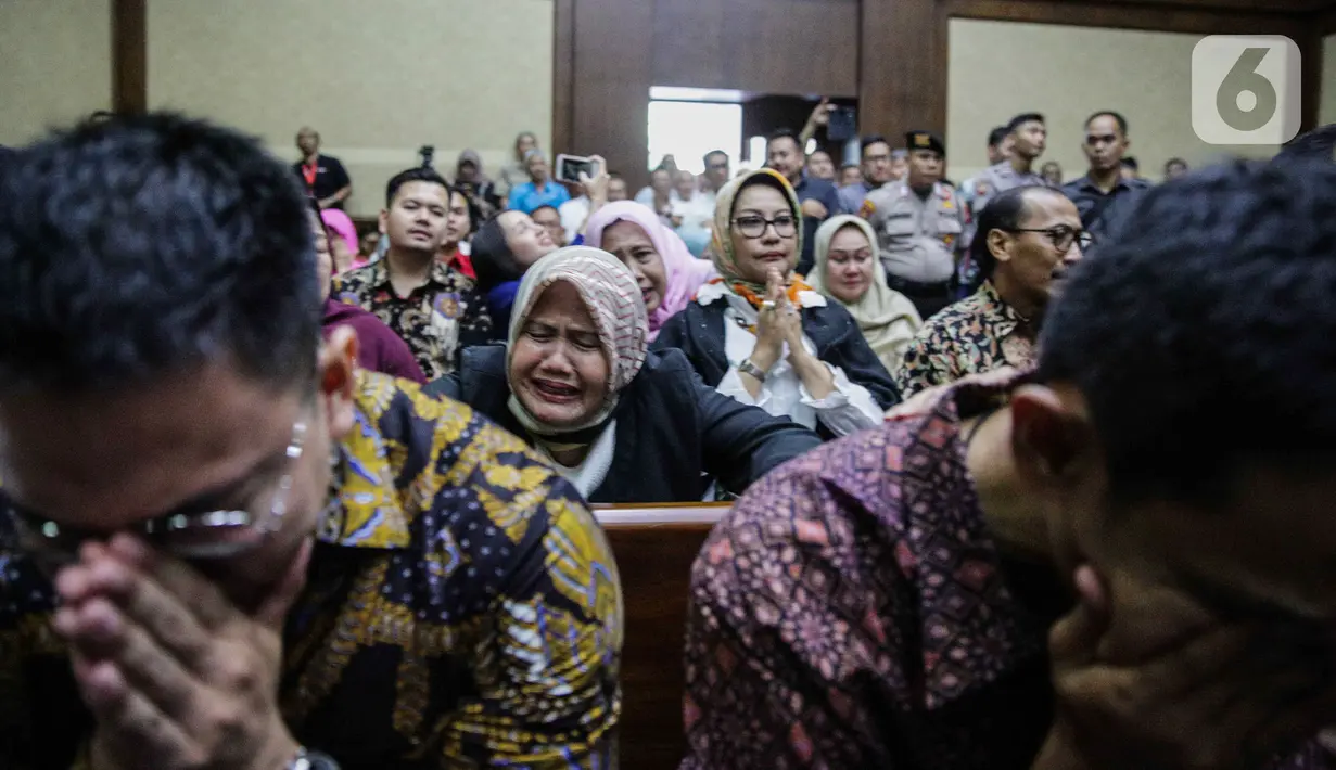 Kerabat dan kolega terdakwa kasus dugaan suap proyek PLTU Riau-1 Sofyan Basir menangis saat pembacaan putusan dalam sidang di di Pengadilan Tipikor, Jakarta, Senin (4/11/2019). Mantan Dirut PT PLN Sofyan Basir divonis bebas karena dinilai tidak terbukti bersalah. (Liputan6.com/Faizal Fanani)