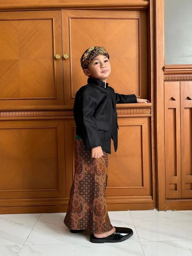 Potret Kiano Tiger Anak Baim Wong saat Mengenakan Baju Adat Jawa