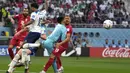 Kiper timnas Iran Alireza Beiranvand bertabrakan dengan rekan setimnya Majid Hosseini saat pertandingan sepak bola grup B Piala Dunia Qatar 2022 antara Inggris dan Iran di Stadion Internasional Khalifa, Doha, Qatar, Senin (21/11/2022). Saat Kiper Beiranvand dan Majid mencoba menghalau bola, keduanya justru bertabrakan. (AP Photo/Alessandra Tarantino)