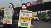 Aliansi Orang Muda Bergerak (Ombak) Jawa Barat menggelar aksi lingkungan di Kota Bandung pada peringatan Hari Lingkungan Hidup Sedunia, Rabu, 5 Juni 2024. (Liputan6.com/Dikdik Ripaldi)