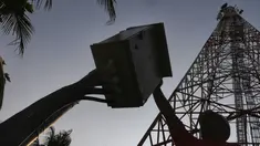 Petugas PT Tower Bersama Infrastructure Tbk (TBIG) melakukan perawatan rutin tower di Kepulauan Seribu, Rabu, 18/9/2019). PT TBIG memiliki 26.713 penyewaan dan 15.344 site telekomunikasi tersebar di seluruh indonesia, ditargetkan akan menambah 3000 penyewaan di tahun 2019. (Liputan6.com/Johan Tallo)