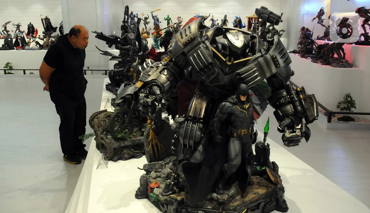Pengunjung memperhatikan patung karakter superhero di Statue4Heroes Gallery. (merdeka.com/Imam Buhori)