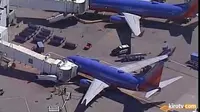 Tangga pesawat Southwest Airlines jatuh. (Twitter @TomPodolec)
