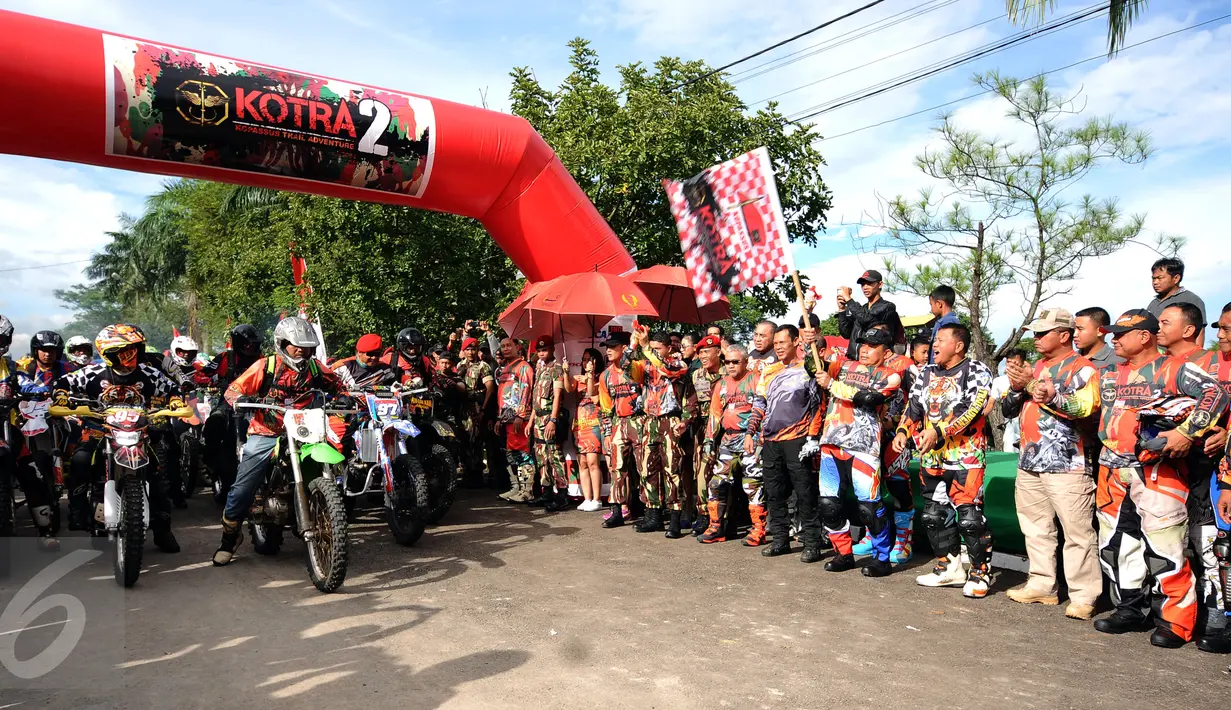 Danjen Kopassus, Mayjen TNI Madsuni mengibarkan bendera start saat membuka Komando Trail Adventure (Kotra) 2 di Yon 14 Grup 1 Kopassus, Bogor, Jawa Barat, Sabtu (8/4). Acara ini bagian perayaan HUT Kopassus ke-65. (Liputan6.com/Helmi Fithriansyah) 