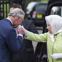 Pangeran Charles mencium tangan ibunya, Ratu Elizabeth saat mereka mengambil bagian dalam perayaan ulang tahun ke-90 Ratu, di Windsor, Berkshire, Inggris (21/4/2016). (AFP PHOTO/John Stillwell)