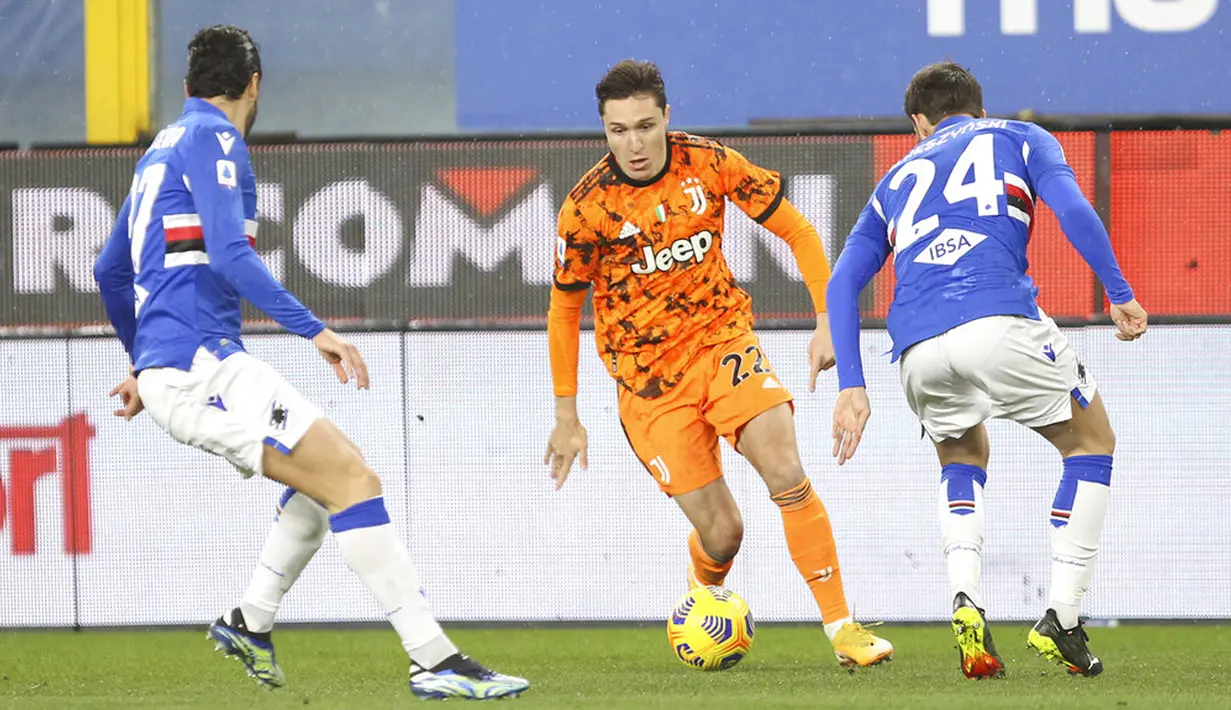 Pemain Juventus Federico Chiesa (tengah) menggiring bola melewati para pemain Sampdoria pada pertandingan Serie A Liga Italia di Stadion Luigi Ferraris, Genoa, Italia, Sabtu (30/1/2021). Juventus sukses mengalahkan tuan rumah Sampdoria 2-0. (Tano Pecoraro/LaPresse via AP)