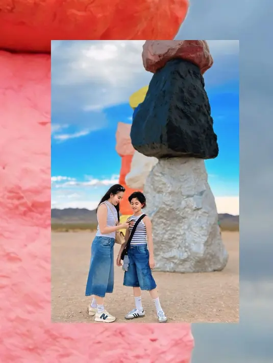 Penampilan keduanya dilengkapi dengan kaos kaki dan sneakers. [@ayutingting92].