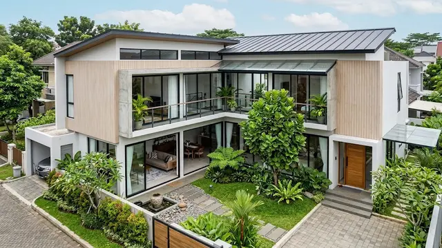 Model Rumah dengan Taman Kecil di Tengah Bangunan