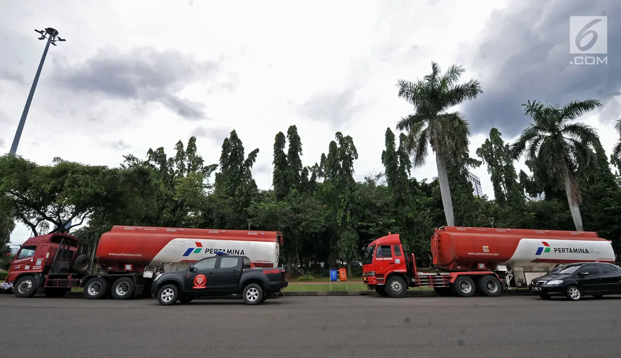 Dua truk tangki Pertamina seusai diamankan dari pendemo di Lapangan Monas, Jakarta, Senin (18/3). Dua truk tangki mengalami sejumlah kerusakan antara lain, pecah ban, kaca spion rusak, dan kabel pada bagian bawah diputus. (merdeka.com/Iqbal S. Nugroho)