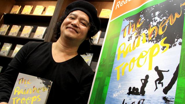 Wajah Andrea Hirata Muncul Di Laskar Pelangi Sekuel 2 Edensor Showbiz Liputan6 Com
