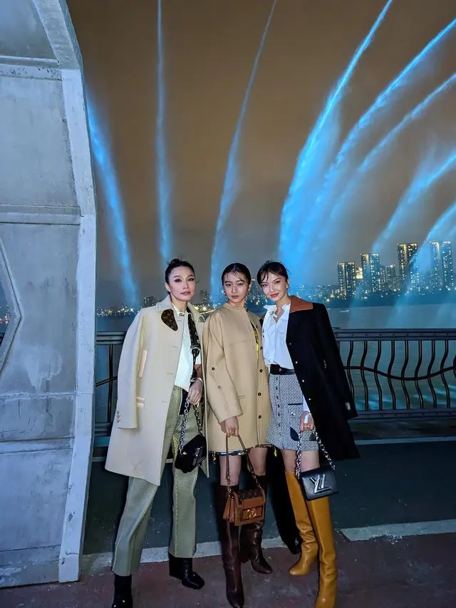 Scha Alyahya dan Raline Shah di fashion show Louis Vuitton di Seoul, Korea Selatan (Foto: Instagram ralineshah)