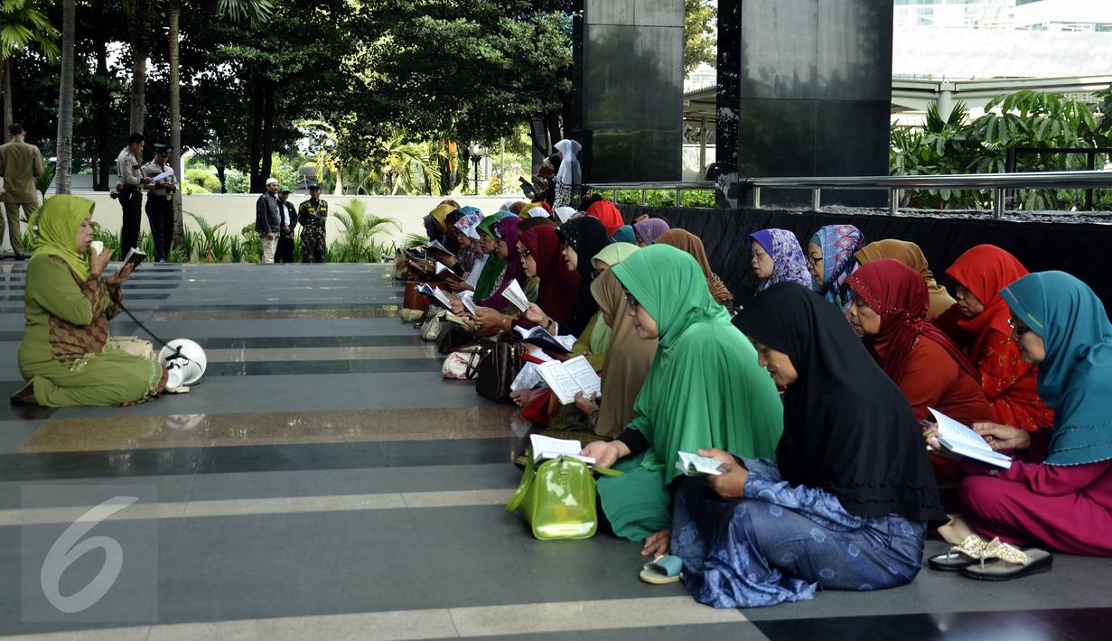 Suasana tahlilan di depan gedung KPK, Jakarta, Rabu (17/6/2015). Sejumlah wanita mendoakan Mantan Menteri Agama Suryadharma Ali agar mendapatkan penangguhan penahanan. (Liputan6.com/Helmi Afandi)