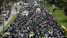 Pengendara sepeda motor melakukan aksi demonstrasi akibat kenaikan harga bahan bakar di Bogota, Kolombia, Rabu (12/10/2022). Aksi protes ini muncul karena adanya kenaikan harga bahan bakar dan asuransi wajib pihak ketiga. (AP Photo/Ivan Valencia)