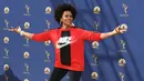 Aktris Jenifer Lewis menghadiri karpet merah ajang penghargaan insan pertelevisian dunia Emmy Awards 2018 di Teater Microsoft, Los Angeles, Senin (17/9). Jenifer Lewis tampil agak nyeleneh memakai sweater dari brand Nike. (AFP/VALERIE MACON)