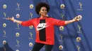 Aktris Jenifer Lewis menghadiri karpet merah ajang penghargaan insan pertelevisian dunia Emmy Awards 2018 di Teater Microsoft, Los Angeles, Senin (17/9). Jenifer Lewis tampil agak nyeleneh memakai sweater dari brand Nike. (AFP/VALERIE MACON)