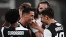 Pemain Juventus merayakan gol yang dicetak Cristiano Ronaldo ke gawang Genoa pada laga lanjutan Serie A di Stadion Luigi Ferraris, Rabu (1/7/2020) dini hari WIB. Juventus menang 3-1 atas Genoa. (AFP/Miguel Medina)