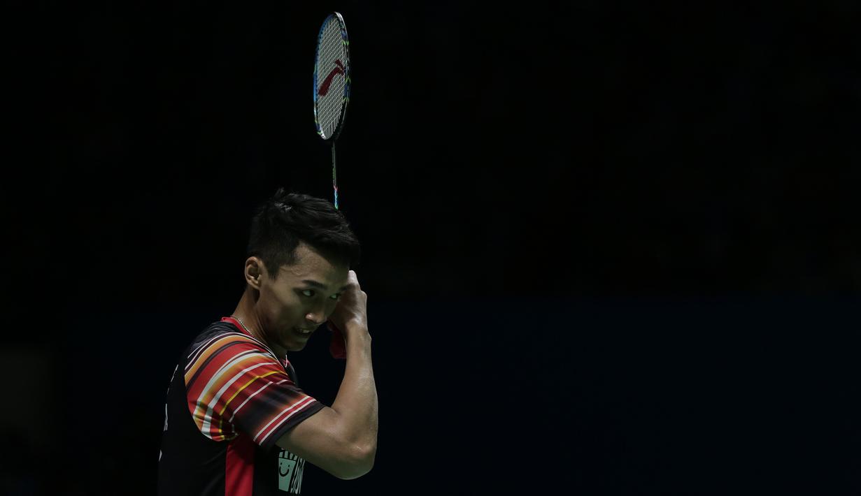 Tunggal putra Indonesia, Jonatan Christie, tampak kecewa saat melawan Chou Tien Chen pada laga Indonesia Open 2019 di Istora Senayan, Jakarta, Jumat (19/7). Jojo kalah 21-16, 18-21 dan 14-21. (Bola.com/Yoppy Renato)