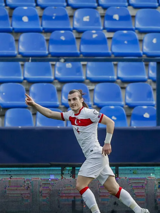 Bek Turki, Cablar Soyuncu berselebrasi usai mencetak gol ke gawang Norwegia pada lanjutan Kualifikasi Piala Dunia 2022 zona Eropa Grup G di stadion La Rosaleda, Spanyol, Minggu (28/3/2021). Dengan kemenangan ini, Turki kukuh di puncak klasemen dengan enam poin. (AP Photo/Fermin Rodriguez)