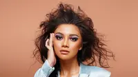 Tampil Beda, 6 Pemotretan Angela Gilsha Ini Makeup dan Gaya Rambutnya Curi Perhatian