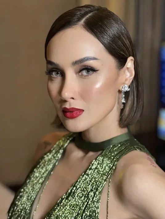 Ia juga tampilkan makeup polished yang begitu memukau. [Foto: Instagram/ Sarah Wijayanto]