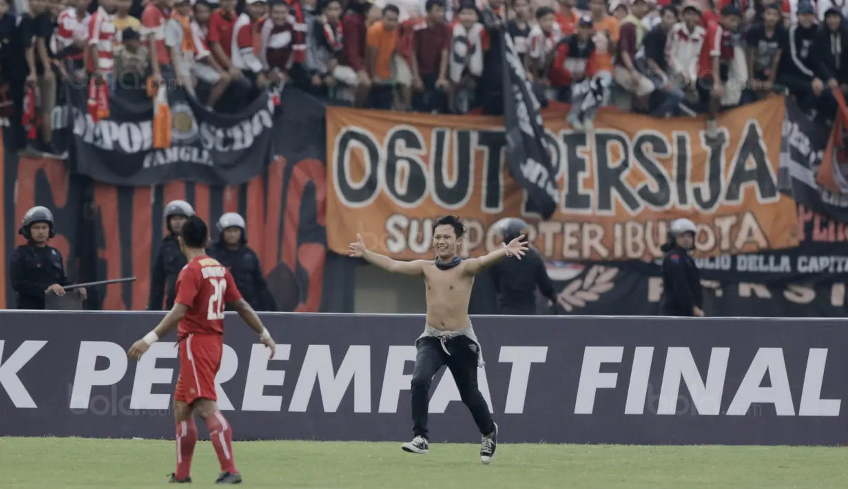 Seorang The Jakmania berlari untuk memeluk striker Persija, Bambang Pamungkas, usai laga melawan Mitra Kukar pada laga Piala Presiden di Stadion Manahan, Solo, Minggu, (4/2/2018). Persija menang 3-1 atas Mitra Kukar. (Bola.com/M Iqbal Ichsan)