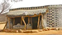 Dekorasi cantik rumah warga Tiebele dibuat menggunakan lumpur berwarna dan kapur.