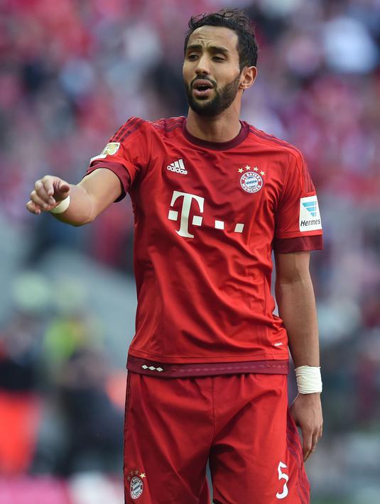 1. Mehdi Benatia - Tampil apik di AS Roma membuat Bayern Munchen kepincut mencatangkan pemain timnas Maroko tersebut. Cedera membuatnya gagal bersaing di lini belakang kala itu. (AFP/Christof Stache)
