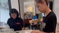 6 Potret BCL Masak Asam Padeh hingga Gulai Usus buat Lebaran 2024, Diva Panggung Jadi Ratu di Dapur