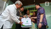 Presdir PT Adaro Energy Indonesia Tbk Garibaldi Thohir, Komisaris PT Adaro Energy Indonesia Tbk Mohammad Efendi Ketua Umum Yayasan Pundi Amal Peduli Kasih Imam Sudjarwo saat membagikan sembako langsung kepada warga di Kampung Bali RW 05, Kebon Jeruk, Jakarta, Rabu (4/10/2023). PT Adaro Energi Tbk bersama Yayasan Pundi Amal Peduli Kasih (YPP) SCTV dan Indosiar menggelar kegiatan penyerahan sembako dalam rangka Hari Ulang Tahun (HUT) Adaro ke-31 dengan tema “Adaro Hidupkan Hati”. (Liputan6.com/Angga Yuniar)