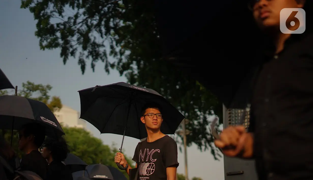 Aktivis Jaringan Solidaritas Korban untuk Keadilan mengikuti aksi Kamisan di depan Istana Merdeka, Kamis (24/10/2019). Aksi ke-607 mengkritisi pelantikan Prabowo Subianto sebagai Menteri Pertahanan yang dianggap bertanggung jawab atas sejumlah kasus pelanggaran HAM. (Liputan6.com/Immanuel Antonius)