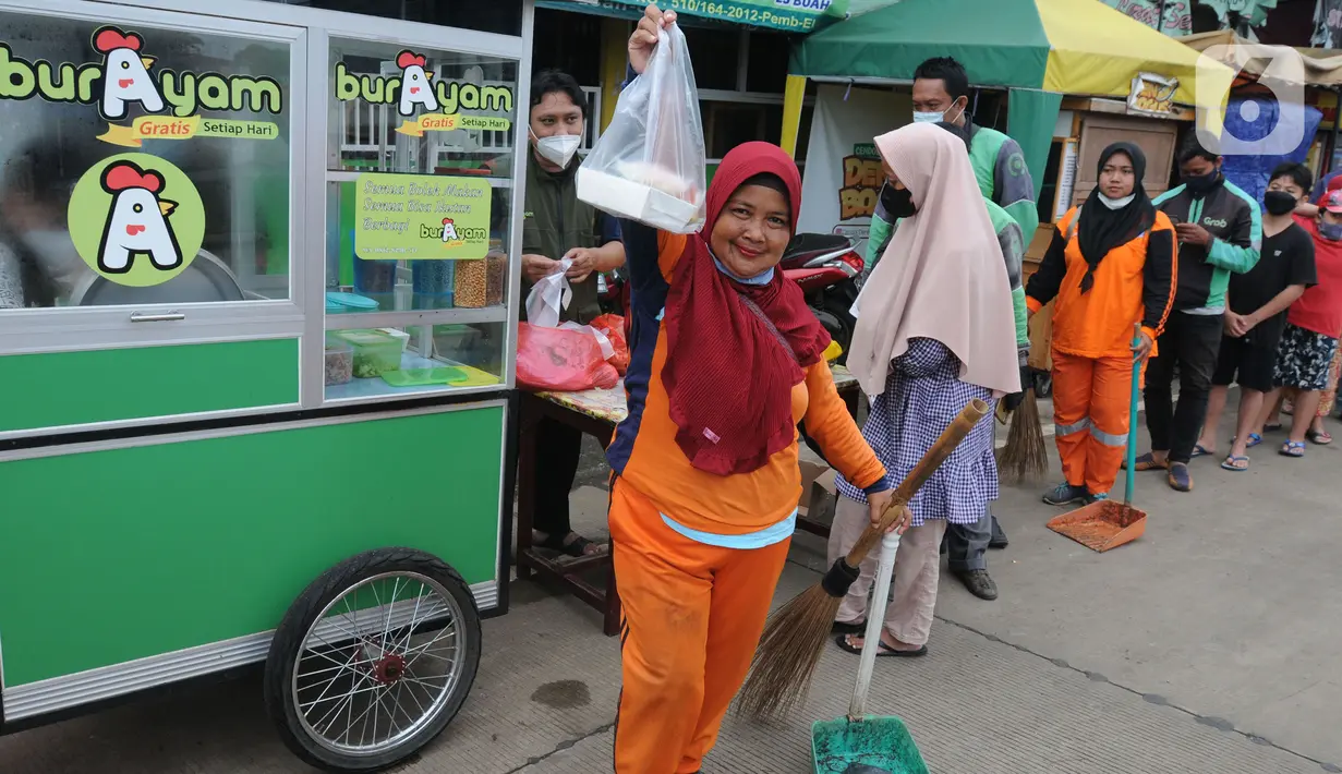 Warga mendapatkan bubur gratis di kawasan  pintu keluar tol Kukusan Depok, Jawa Barat, Kamis (20/1/20222). Sumber dananya berasal dari dana pribadi seorang pengusaha warteg dan donasi dari berbagai elemen masyarakat sebagai wujud kepedulian kepada sesama. (merdeka.com/Arie Basuki)