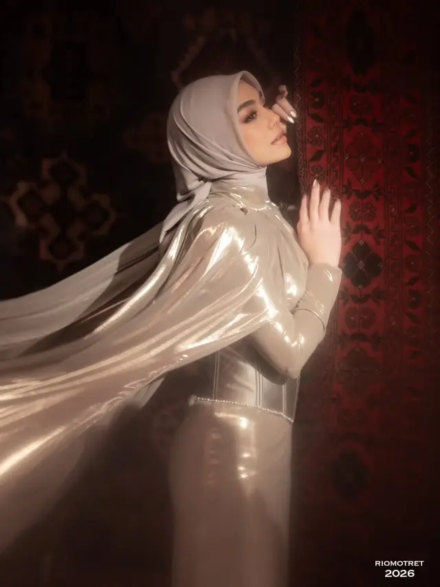 Celine Evangelista Pakai Gaun Cape Elegan