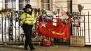 Petugas polisi berpatroli di luar gedung Kedutaan Besar Myanmar di London, Rabu (7/4/2021). Duta Besar Myanmar untuk Inggris, Kyaw Zwar Minn berdiri di luar gedung kedutaan yang telah dikunci dengan sejumlah polisi berjaga di sekitar kedutaan. (AP Photo/Alberto Pezzali)