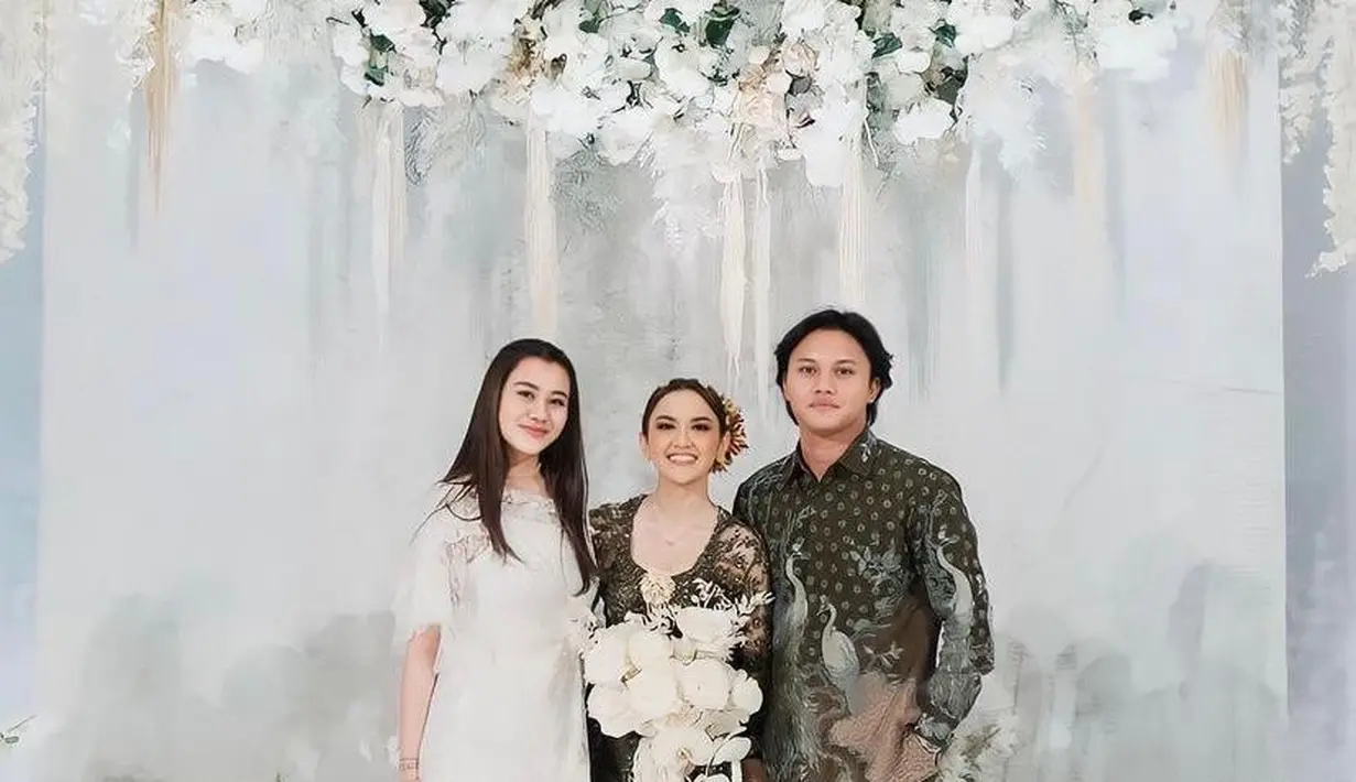 Aaliyah Massaid tampak menawan dibalut midi dress brokat warna putih dan heels bernuansa krem. [Foto: IG/aaliyah.massaid].