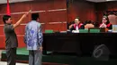 Waryono Karno mengambil sumpah sebelum memberikan kesaksian di sidang lanjutan Sutan Bhatoegana di Pengadilan Tipikor, Jakarta, Kamis (21/5/2015). Waryono bersaksi terkait dugaan suap APBN-P 2013 di Kementerian ESDM. (Liputan6.com/Yoppy Renato)