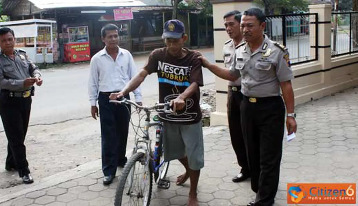Citizen6, Kendal: Seorang pelaku pencurian telepon genggam bernama Dwi Surono (39) nyaris menjadi sasaran amukan massa setelah kepergok mencuri Handphone. Polisi menyita barang bukti berupa dua handphone, senin (30/5). (Pengirim: Ario Widiyanto) 