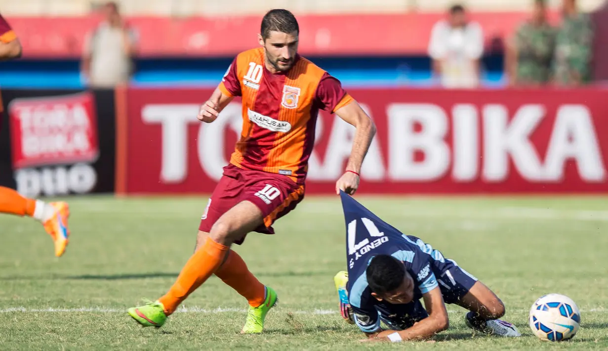 Pemain Borneo FC, Srdjan Lopicic, berusaha melewati pemain Persela, Dendi Sulistyawan, pada laga Piala Jenderal Sudirman di Stadion Gelora Delta Sidoarjo, Sabtu (21/11/2015). (Bola.com/Vitalis Yogi Trisna)