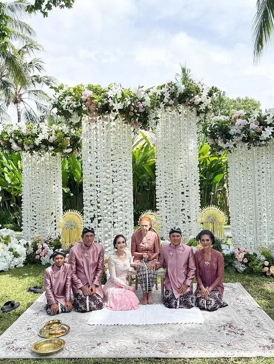 Prosesi siraman Maxime Bouttier menggabungkan unsur budaya Jawa, Bali, dan Eropa. Tempat acara dihiasi dengan bunga-bunga dan penjor khas Bali, menciptakan suasana sakral dan estetis. [Foto: instagram/ Ayu Dewi]