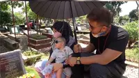 6 Momen Ammar Zoni dan Irish Bella Ajak Baby Air Ziarah ke Makam Anak Kembar