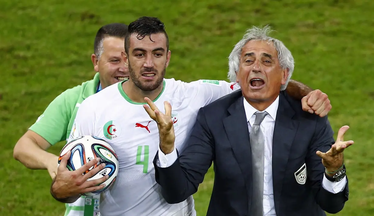 Ekspresi kegembiraan pelatih Timnas Aljazair, Vahid Halilhodzic (kanan), usai mengimbangi Rusia 1-1 di Stadion Baixada, Curitiba, Brasil, (27/6/2014). (REUTERS/Amr Abdallah Dalsh)